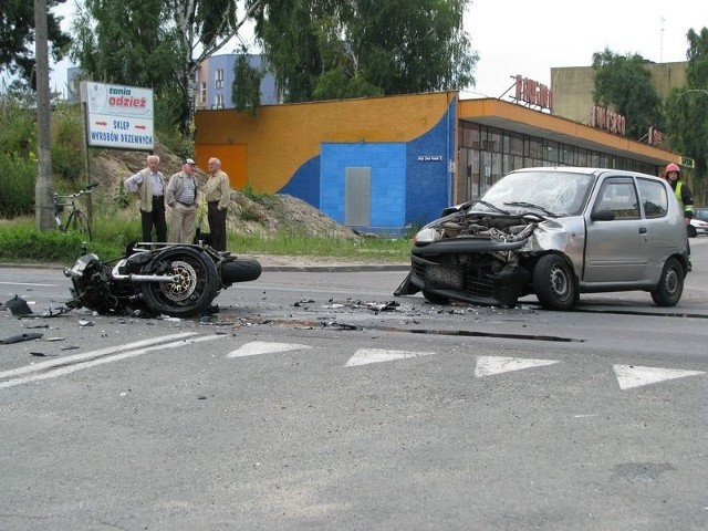 Kedzierzyn-KoLle: Fiat zderzyl sie z motocyklem. Do wypadku doszlo u zbiegu al. Jana Pawla II i ul. Mieszka I. Wine z wypadek ponosi kierowca osobówki, który wymusil pierwszenstwo.