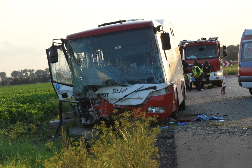 Wypadek autobusu pod Wrocławiem. 14 osób rannych 