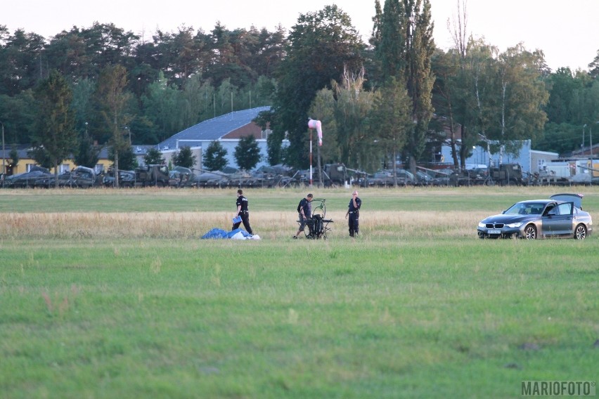 Wypadek paralotniarza w Polskiej Nowej Wsi. Mężczyzna spadł z wysokości 10 metrów 