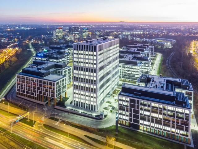 Park biznesowy - Business Garden Wrocław jest już gotowy. Inwestor Vastint Poland oddał do użytku ostatnie trzy z sześciu budynków biurowych realizowanych w ramach drugiego etapu inwestycji. Licząc razem z pierwszym etapem, powstało tam łącznie 9 biurowców. W sumie pracę powinno tam znaleźć około 10 000 osób.CZYTAJ WIĘCEJ O INWESTYCJI NA KOLEJNYCH SLAJDACH, ZOBACZ ZDJĘCIA. PORUSZAJ SIĘ PRZY POMOCY STRZAŁEK NA KLAWIATURZE, MYSZKI LUB GESTÓW NA TELEFONIE