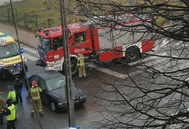 Do wypadku doszło na skrzyżowaniu ulic Pocztowej i Lewiczyńskiej. Jedna osoba została ranna.