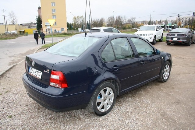 Volkswagen Bora I 2.8 v6 4motion - 8 700 złData produkcji: 1999Rodzaj paliwa: BenzynaPojemność: 2800 cm3Moc:	204 KMNadwozie:	Sedan / LimuzynaLiczba drzwi: 4/5Przebieg: 260 000 kmRodzaj skrzyni: ManualnaLiczba miejsc: 5Kolor: Granat (metallic)Rodzaj napędu: 4x4