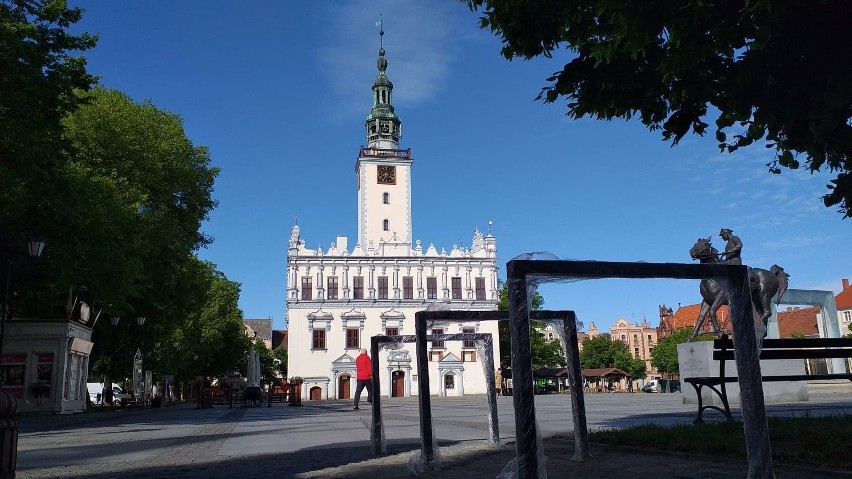 Miasto się mebluje, między innymi przybywa stojaków na...