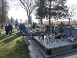 Wszystkich Świętych w Częstochowie. Mieszkańcy miasta i regionu odwiedzają groby bliskich na Cmentarzu Komunalnym i Cmentarzu Kule