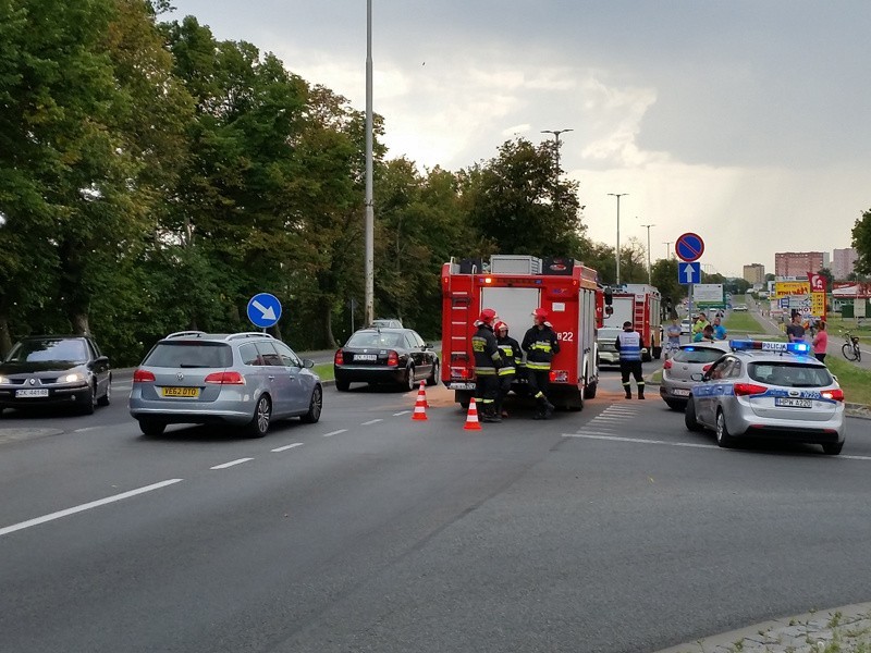 Kolizja na ulicy Gdańskiej w Koszalinie. Wyglądało groźnie [zdjęcia, wideo] 