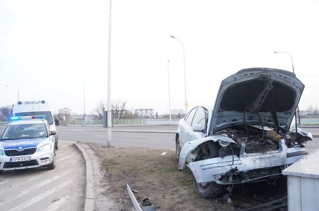 Kierowca volkswagena, który rozbił się w niedzielę na wiadukcie Dąbrowskiego w Białymstoku, zmarł w szpitalu - poinformowała policja.