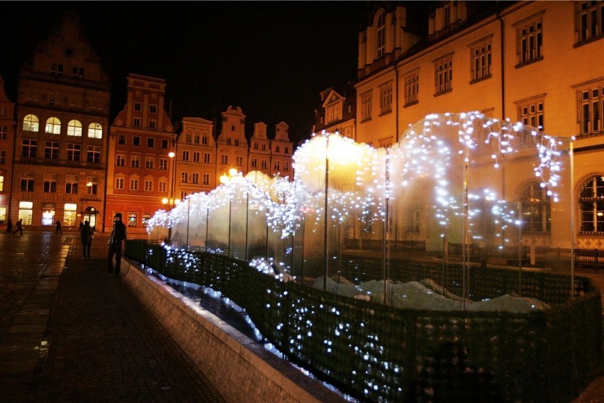 Wrocław: Świąteczna iluminacja już świeci, ale bez choinki (ZDJĘCIA)