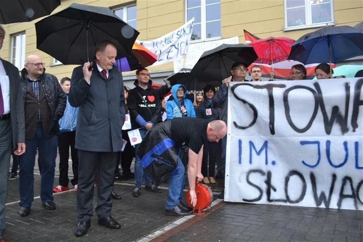 Częstochowa: Protest w obronie I Liceum Ogólnokształcącego...