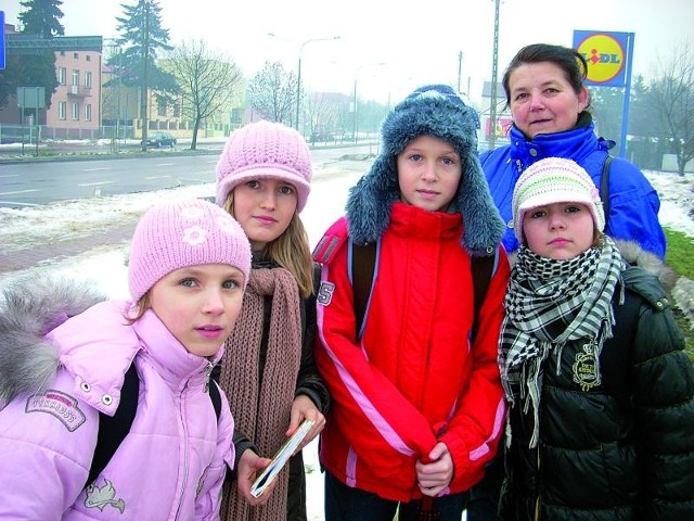 Paulina Tryc (pierwsza z lewej) wybiera się na ferie do Kolna, do babci. Podobnie jej koleżanki i koledzy. W Łomży będą chodzić na lodowisko.