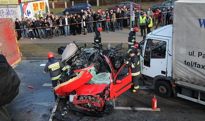 [zdjęcia, wideo] Tragiczny wypadek na rondzie