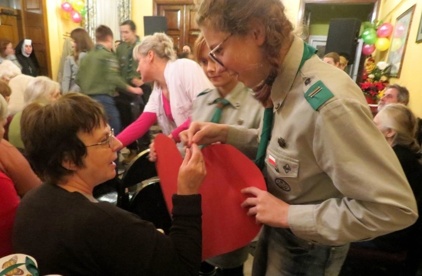 Gesty... zwykłe i niezwykłe. Buscy harcerze odwiedzili Dom Pomocy Społecznej w Słupi [ZDJĘCIA]