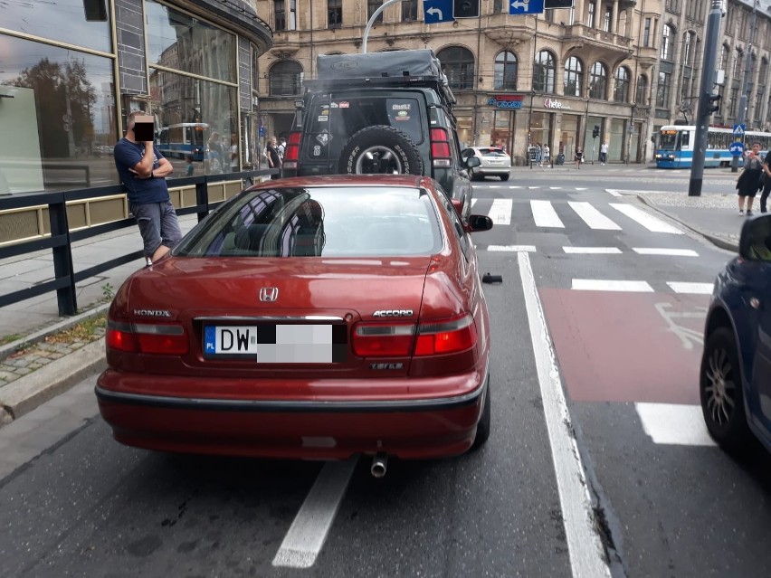 Wypadek w centrum Wrocławia. Wjechał pod terenówkę, duże korki (ZDJĘCIA)