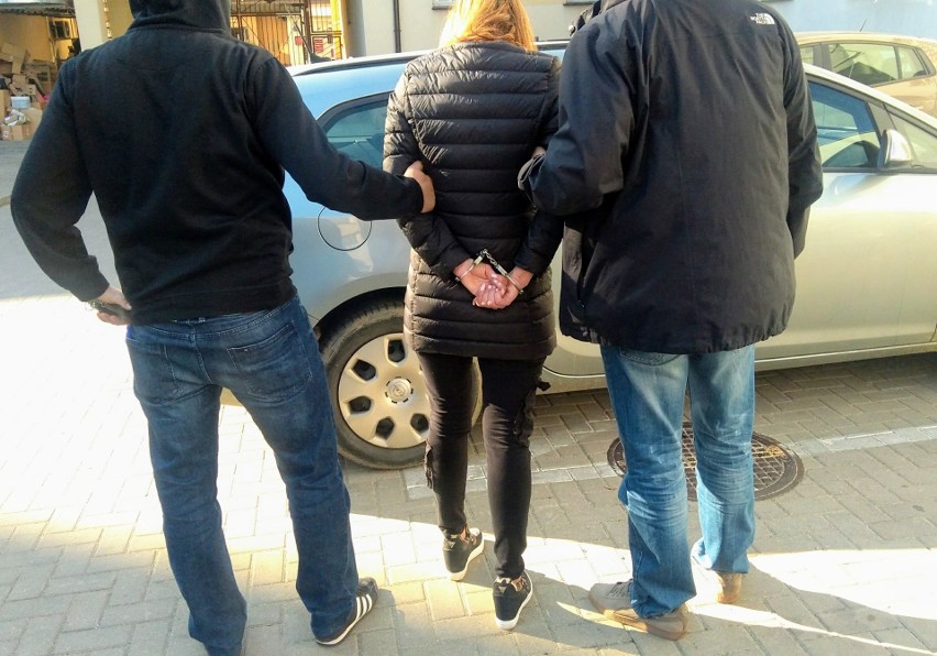 Białystok. Dwie kobiety podejrzane o posiadanie nielegalnej broni i narkotyków [ZDJĘCIA]