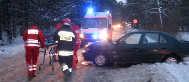 Rannym pomagali ratownicy z pogotowia i straży pożarnej