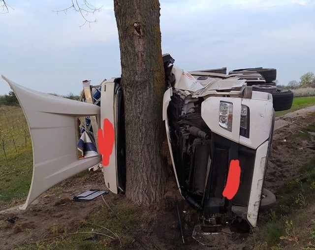 W środowy poranek samochód ciężarowy marki MAN wpadł do rowu w miejscowości Karolew (gmina Pniewy).