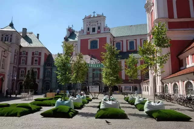 Dziedziniec poznańskiego urzędu miasta zmienia się