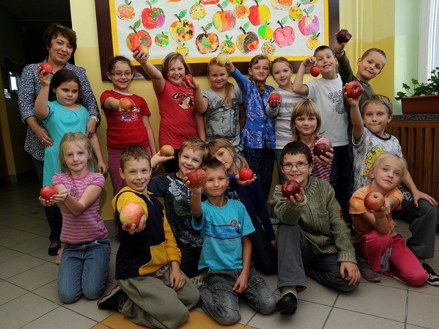 Klasa 2b ze Szkoły Podstawowej nr 14 podczas "Tygodnia Jabłka".