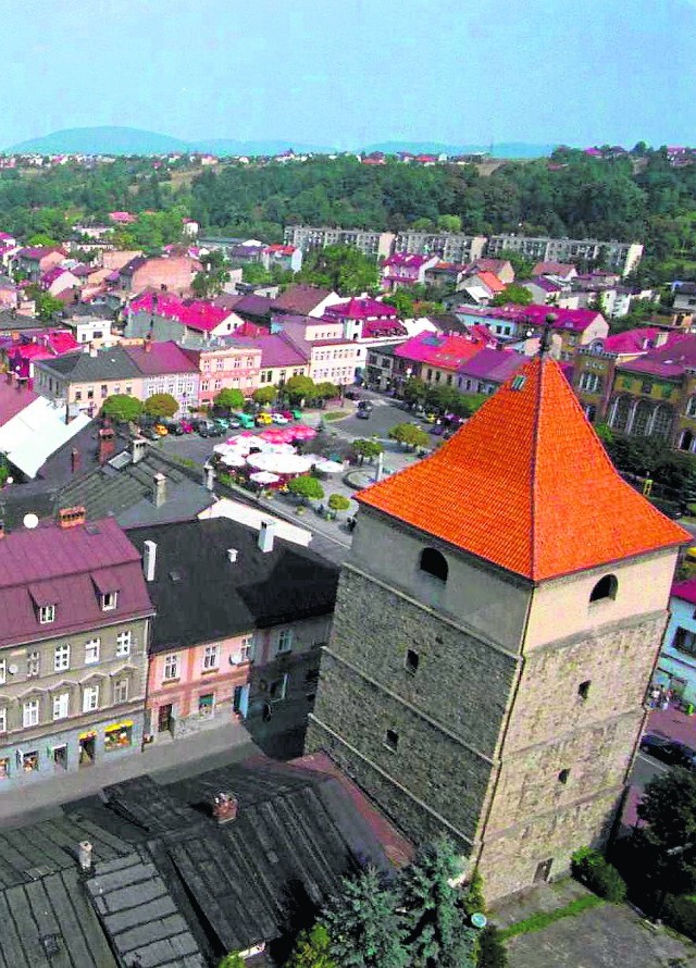 Żywiecki rynek powinien być wizytówką miasta. Niestety, nie jest. Sytuacji nie ratuje nawet piękna, zabytkowa konkatedra