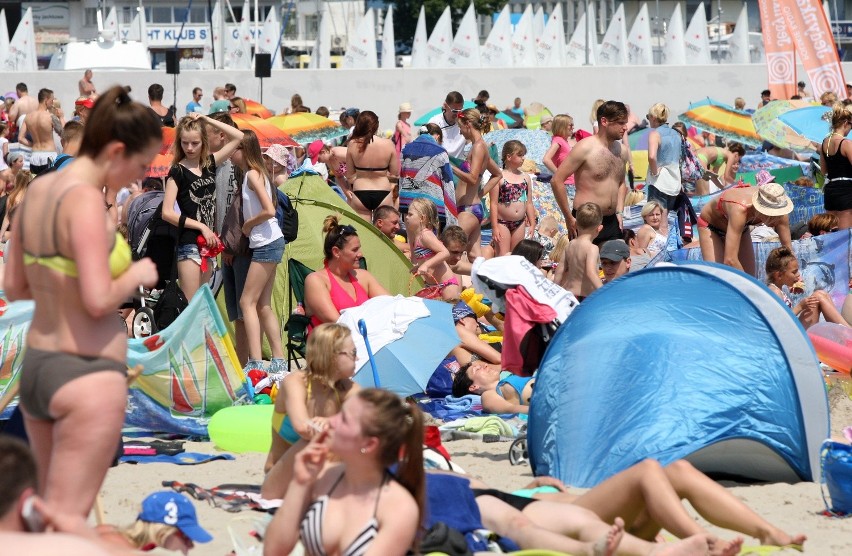 Gdynia. Plaża pełna turystów [ZDJĘCIA]