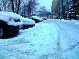 Pług śnieżny zasypuje auta. Administracja obiecuje rozwiązać problem