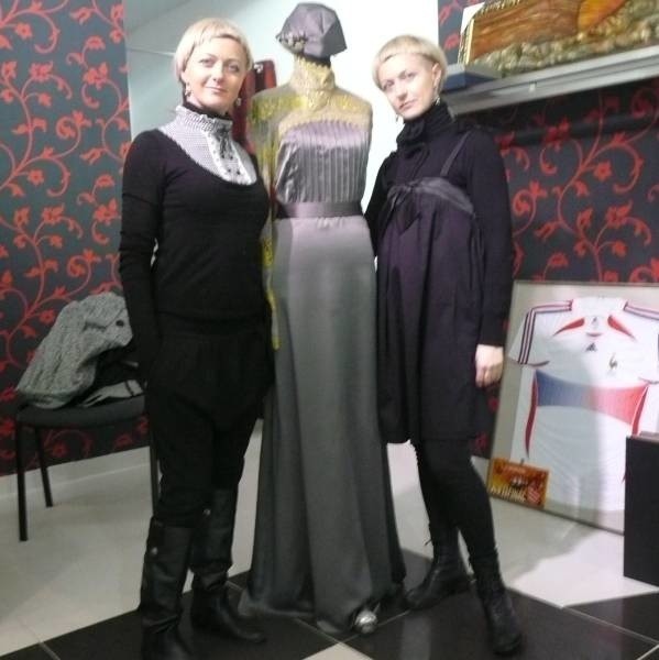 Sylwia i Marta Wilk, radomskie projektantki mody, ze swoim dziełem - suknią z kryształami Swarowskiego.