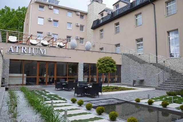 Restauracja Atrium w Hotelu Senator zaprasza codziennie od 7 do 23. Można wybrać miejsce w klimatyzowanej sali, na tarasie lub w ogródku wewnętrznym.