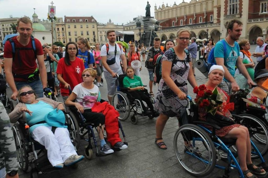 Pielgrzymi wyruszyli w drogę na Jasną Górę [ZDJĘCIA]