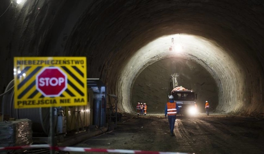 Tunel w Łodzi zaczną kopać później. Ziemia z tunelu kolejowego przyda się miastu