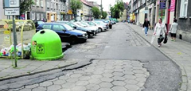 Mieszkańcy kamienic przy ul. Mickiewicza chcą, by drogowcy naprawili nawierzchnię parkingów. Zarząd Infrastruktury Miejskiej zapowiada, że sprawdzi to zgłoszenie
