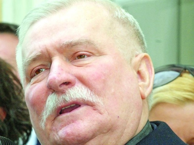 W 2008 roku warszawska prokuratura umorzyła śledztwo przeciw Nobliście, który publicznie tak skrytykował Lecha Kaczyńskiego: "Durnia mamy za prezydenta".