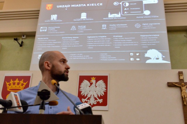 Przemysław Durlej, informatyk przedsatwił propozycje nowej strony internetowej Urzędu Miasta, będzie też wersja dla osób słabowidzących.
