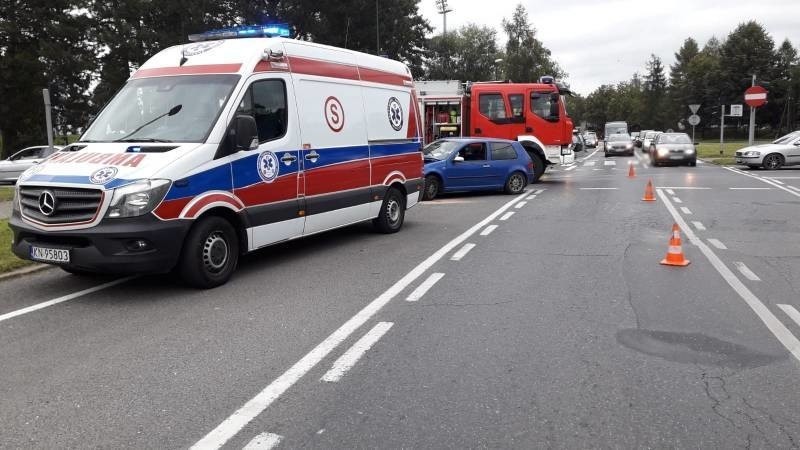 Nowy Sącz. Dwa auta osobowe zderzyły się na rondzie przy szpitalu