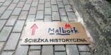 Ścieżka historyczna po śródmieściu Malborka. Wytyczą ją tabliczki. Burmistrz: "To jak spowalniacze na chodniku". Będzie inne rozwiązanie?