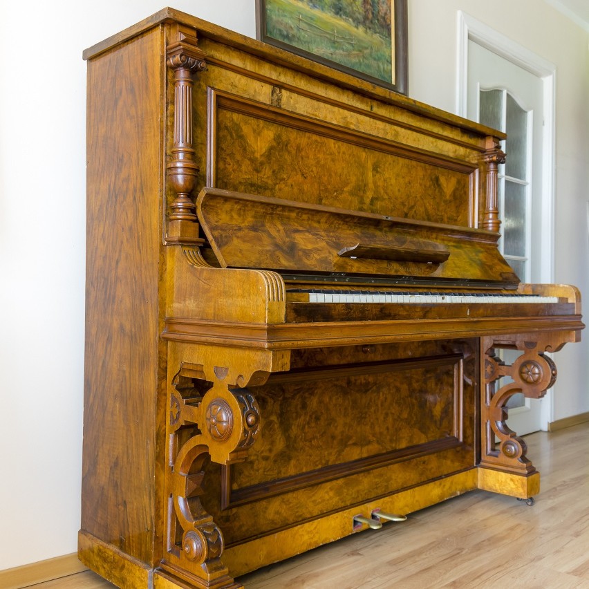 Ostromecko. Trzy pianina wzbogaciły zabytkową kolekcję. W Pałacu Nowym powstaje Skład Sommerfelda z instrumentami z bydgoskich fabryk