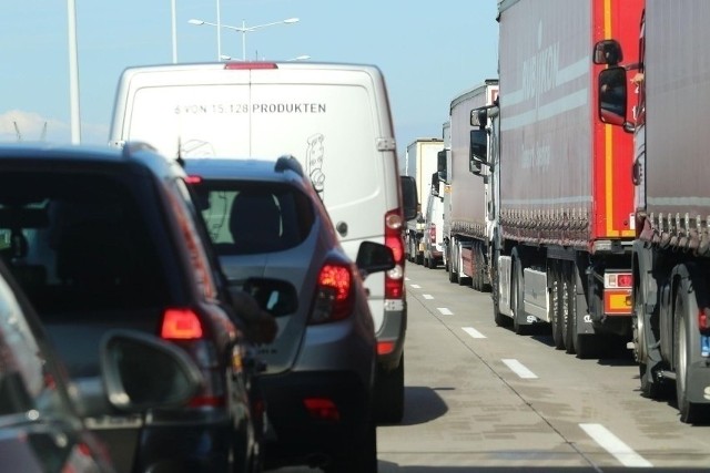 Na autostradzie w stronę Wrocławia tworzy się spory korek.