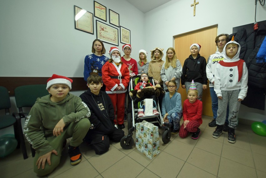 Radosne urodziny Bartusia Banakiewicza w Woli Kopcowej. Wśród gości strażacy, rozśpiewane gospodynie i Święty Mikołaj
