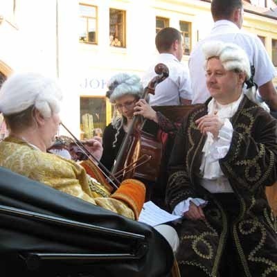 Po czerwcowym koncercie muzyki Telemanna, kompozytora pożegnano uroczyście podczas jego wyjazdu z miasta. W roli Telemanna wystąpił Waldemar Wolski.