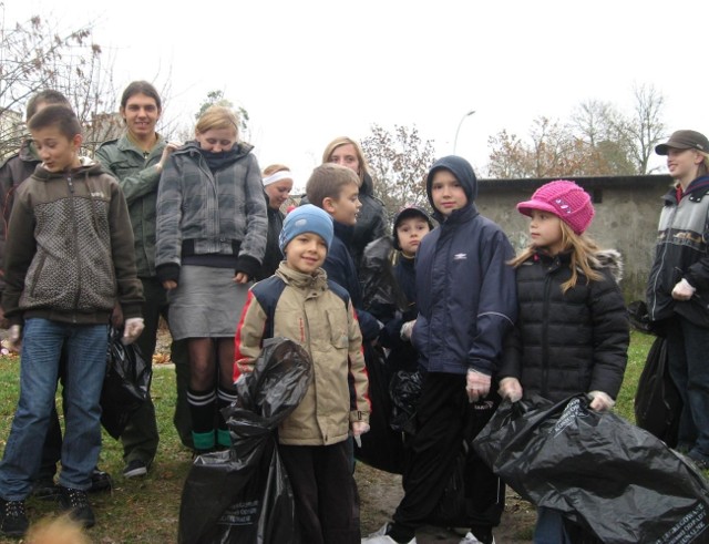 Sprzątająca grupa dzieciaków.