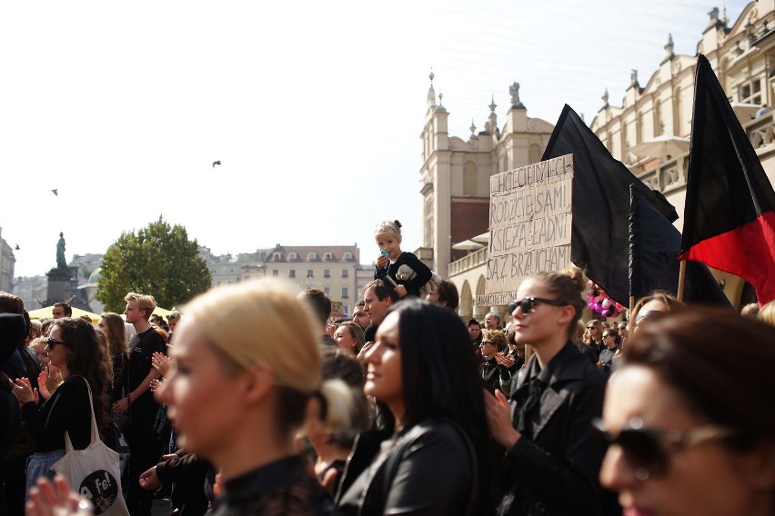 Czarny protest na Rynku Głównym w Krakowie. "Piekło kobiet trwa" [ZDJĘCIA, WIDEO]