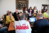 Nauczyciele z „Solidarności” w regionie pojechali do Krakowa poprzeć kolegów, który podjęli głodówkę i okupują kuratorium oświaty