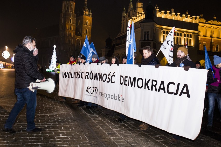 Kraków. Przemarsz KOD pod Urząd Wojewódzki [ZDJĘCIA, WIDEO]