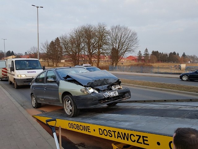 W niedzielne popołudnie na ulicy 4 Marca w Koszalinie, nieopodal skrętu w ulicę Sybiraków, doszło do kolizji dwóch samochodów osobowych. Przez kilkadziesiąt minut ruch w tym miejscu był utrudniony.Zobacz także Wypadek na skrzyżowaniu ul. Fałata i ul. Wańkowicza