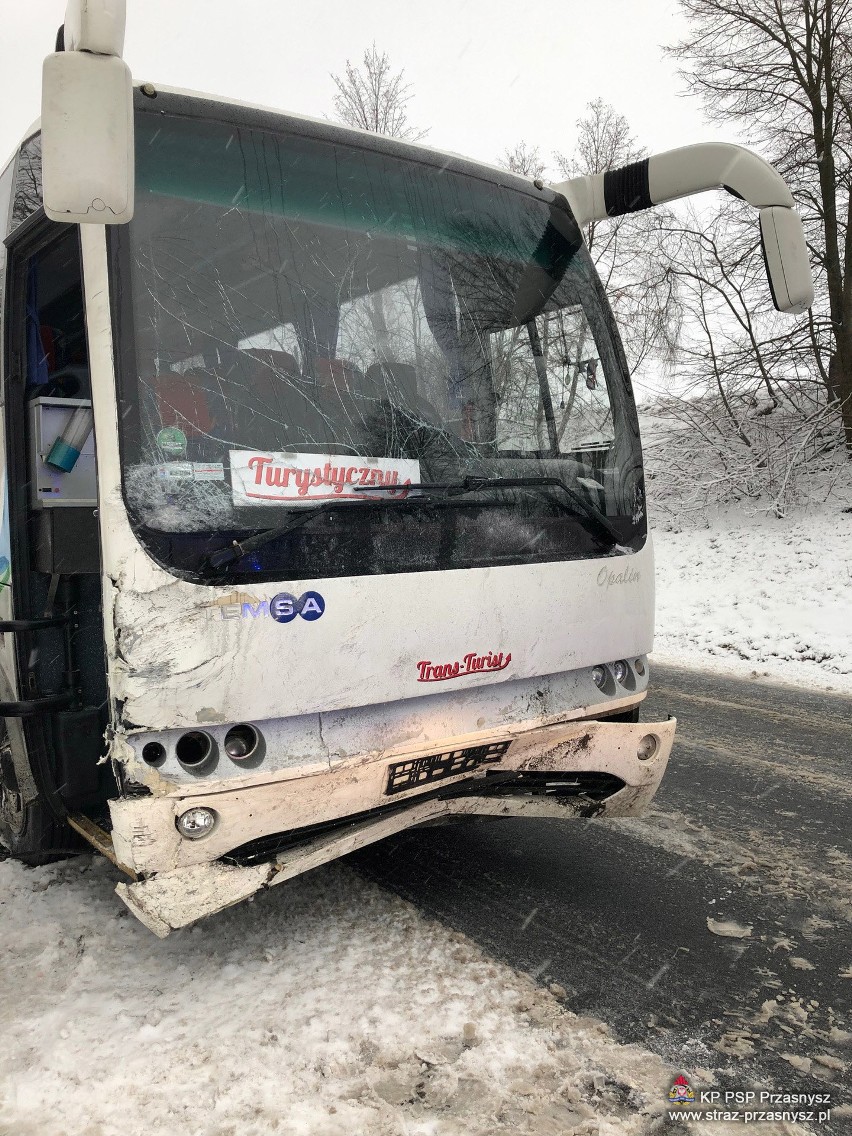 Wypadek na DK57. Tragiczne zderzenie renault i autokaru w Oględzie [ZDJĘCIA]