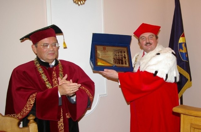 Prof. nadz. dr hab. Wacław Wierzbieniec, rektor PWSTE w Jarosławiu, został doktorem honoris causa Lwowskiej P (nz. z prawej)aństwowej Akademii Naukowej.