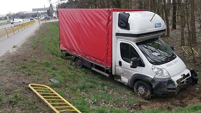 Do zderzenia busa z osobówką doszło w środę, 27 marca, w Trzcielu. Bus po zderzeniu wypadł z drogi. O zderzeniu poinformował nas nasz Czytelnik. W Trzcielu zderzył się bus peugeot z samochodem osobowym marki dacia. Siła zderzenia była duża. Bus wypadł z drogi, skosił barierki i zatrzymał się w rowie przy lesie. Na miejscu jest policja, straż pożarna i karetka pogotowia ratunkowego. Droga na miejscu zdarzenia jest częściowo nieprzejezdna.Zobacz też wideo: W Żaganiu i w Strzelcach Krajeńskich policja ujęła dwóch przestępców.