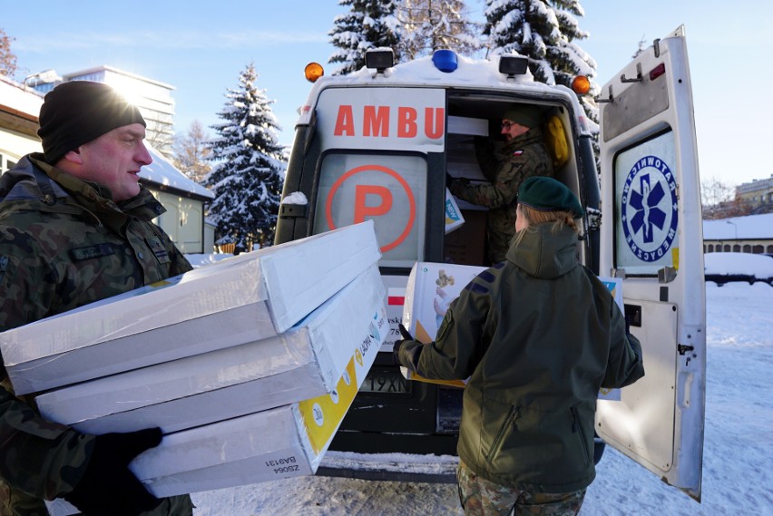Na Ukrainę powędrowały samochody z wyposażeniem, sprzętem oraz środkami medycznymi. Zobacz zdjęcia