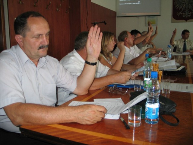 Radni powiatu tarnobrzeskiego głosując nad udzieleniem pomocy finansowej dla poszczególnych gmin wykazali się jednomyślnością