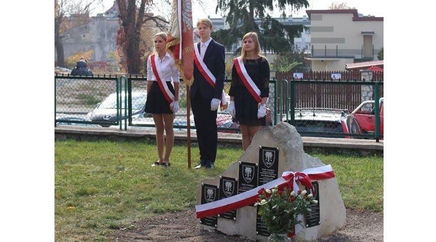 Moment tuż przed odsłonięciem tablicy pamiątkowej ku czci...