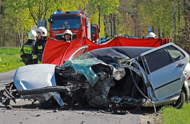 Do tragicznego wypadku doszło w niedzielę 30 kwietnia 2023 roku w Białej pod Sulejowem. 25-letni kierowca volkswagena golfa podczas wyprzedzania zjechał na pobocze i uderzył w drzewo. Niestety, zginął na miejscu, zaś 24-letnia pasażerka została ranna.