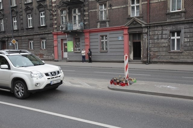 W miejscu tragedii palą się znicze